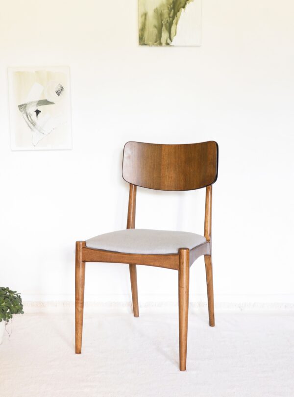 Silla Bjordal de madera guatambú con asiento tapizado en tono claro y respaldo curvo de madera. Diseño nórdico, minimalista y funcional, ideal para comedores modernos y espacios cálidos.