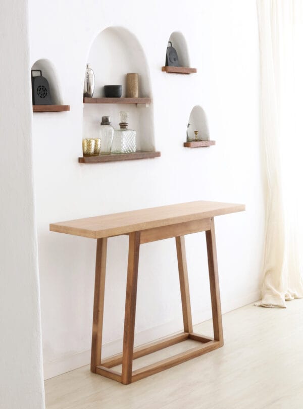 Consola Bjordal fabricada en madera kiri diseño moderno para entrada o sala de estar.