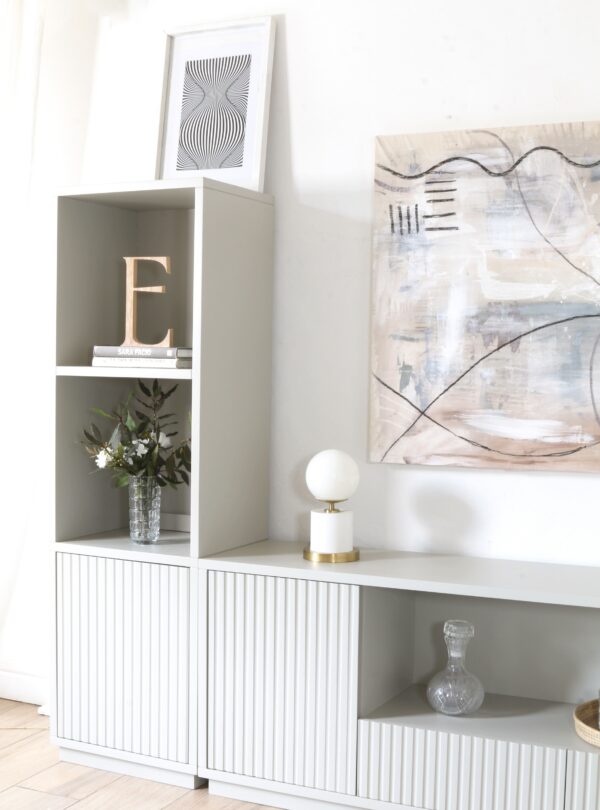 Modular Venecia grande, en color blanco y gris claro, con estanterías abiertas y almacenamiento cerrado. Diseño moderno con frentes acanalados, ideal para decorar y organizar espacios.