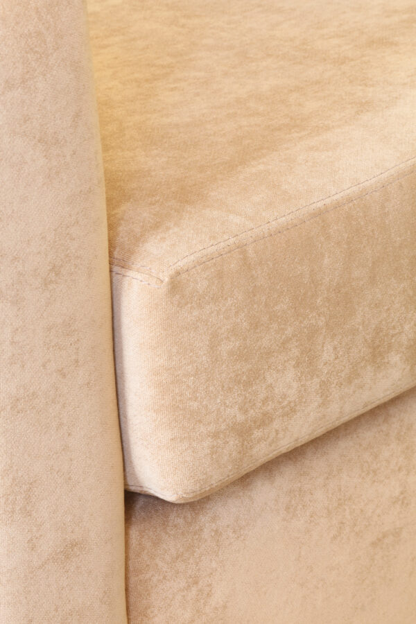 Sillón Murcia en tela gamuzada color beige, textura suave y costuras reforzadas