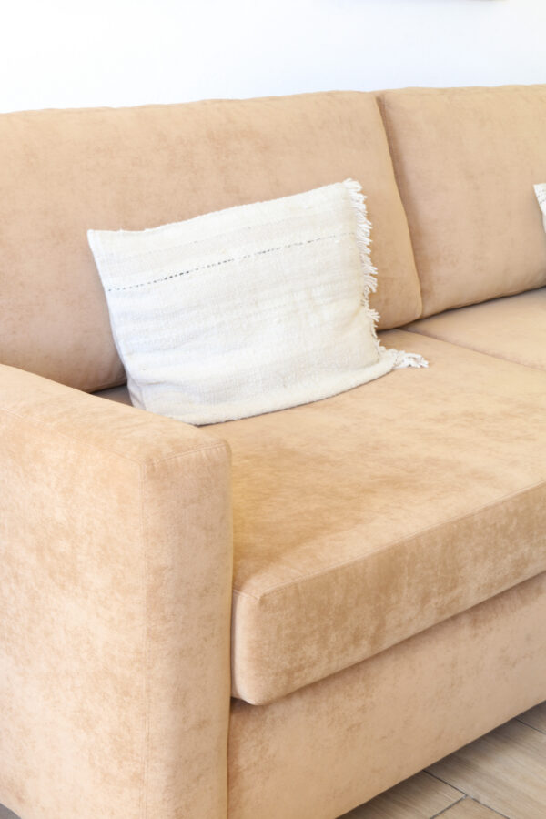 Sillón Murcia en detalle, tapizado color beige