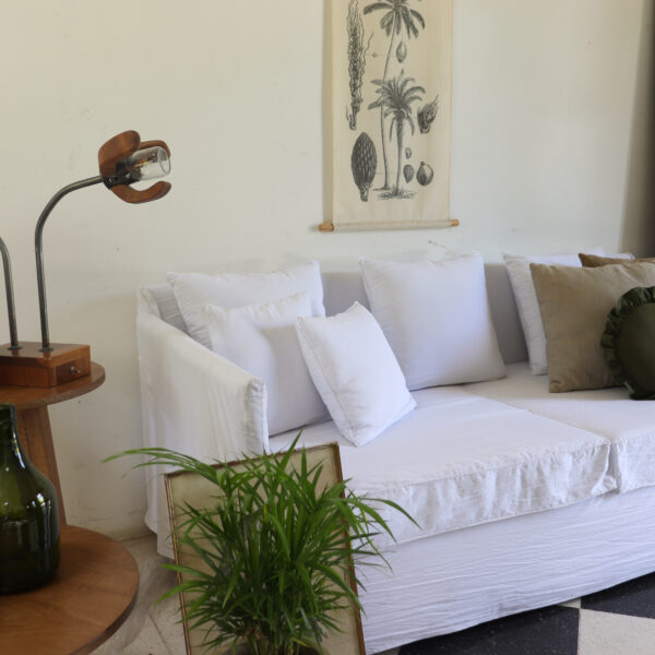 Sillón Merci tapizado en color blanca, minimalista.