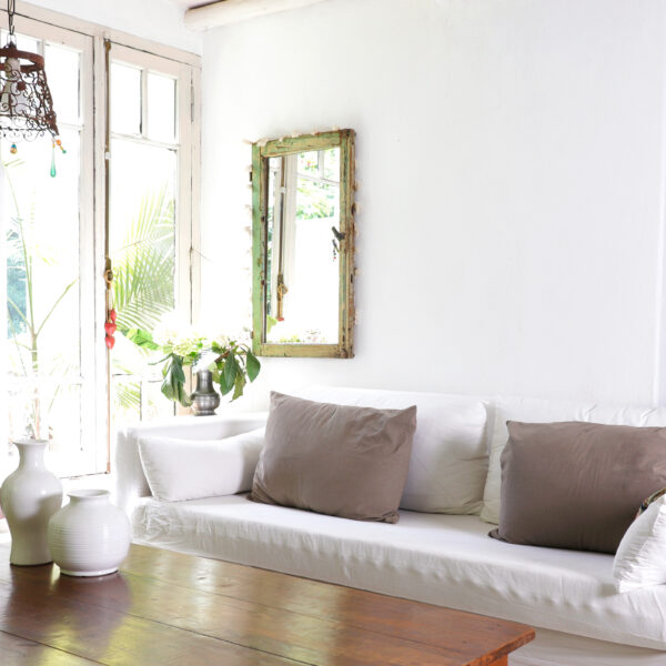 Sillón Cubo Brazo Fino tapizado en color blanco, estilo contemporáneo.