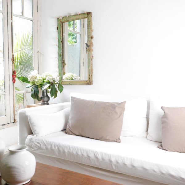 Sillón Cubo Brazo Fino en color blanco, diseño minimalista y elegante.