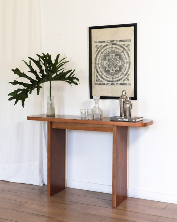 Consola London de madera de lenga estilo elegante, decorada con copas y jarras de vidrio, libro y coctelera.