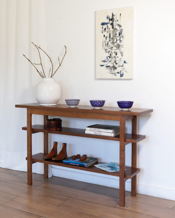 Consola Máximo minimalista en madera lenga con estantes abiertos, ideal para libros y objetos decorativos.