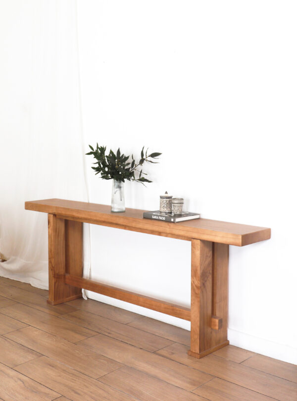 Consola Nápoles de madera kiri con líneas rectas y estilo cálido atemporal
