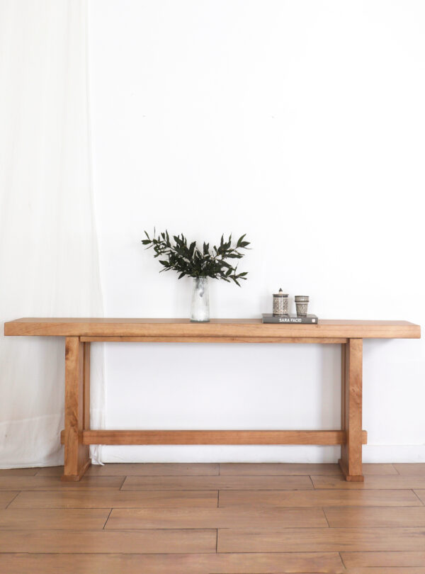 Consola Nápoles de madera kiri estilo minimalista en ambiente moderno con decoración natural