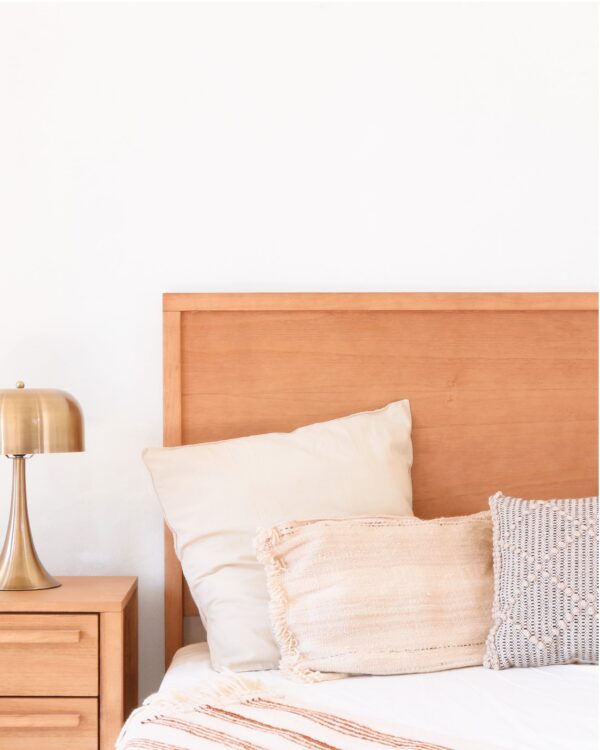 Respaldo Barcelona de madera kiri en dormitorio, estilo simple y elegante para complementar la decoración.