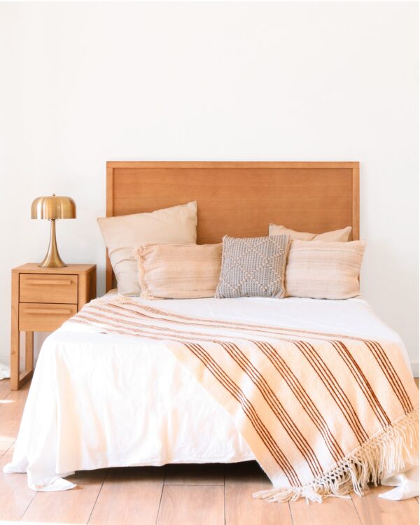 Respaldo Barcelona de madera kiri, diseño minimalista y cálido para dormitorios modernos.