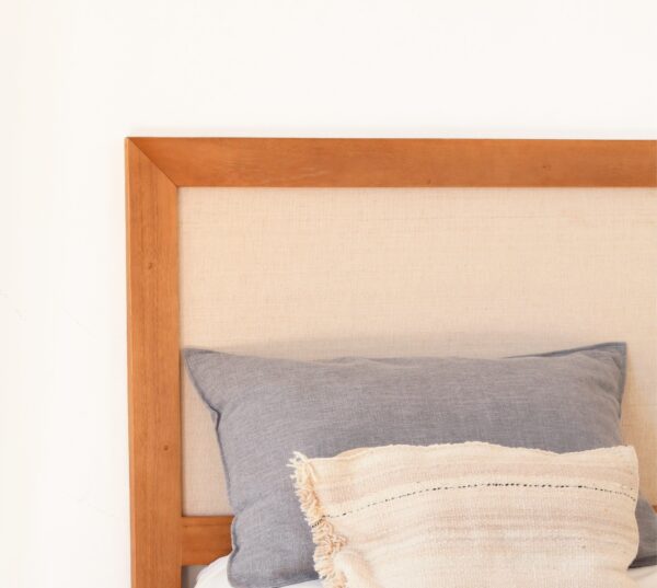 Detalle de respaldo de cama de madera kiri y rafia, estilo contemporáneo para dormitorios.