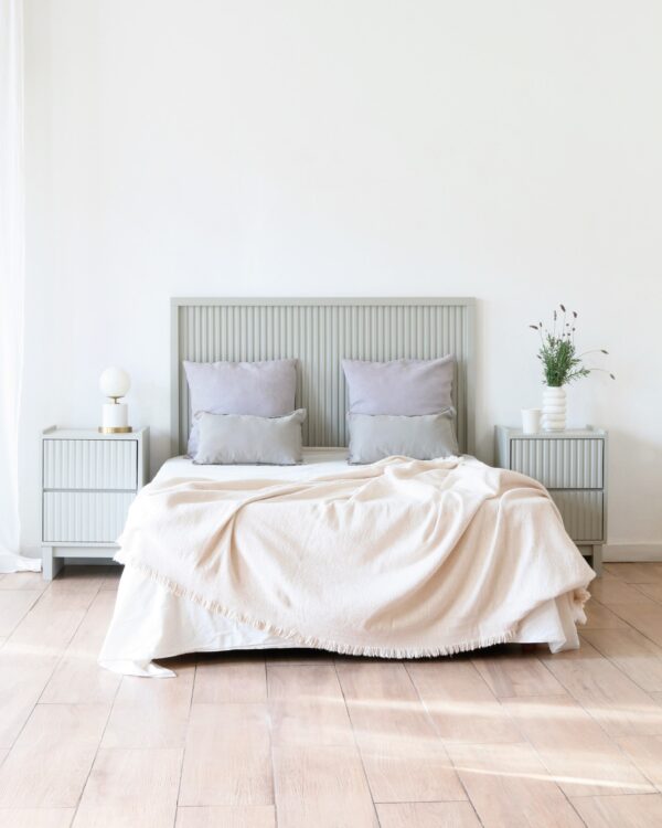 Respaldo Venecia de MDF gris, estilo minimalista y elegante.