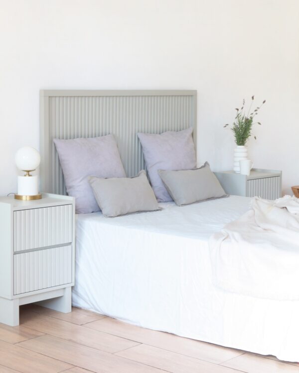 Respaldo Venecia de MDF gris, diseño contemporáneo y funcional para dormitorio.