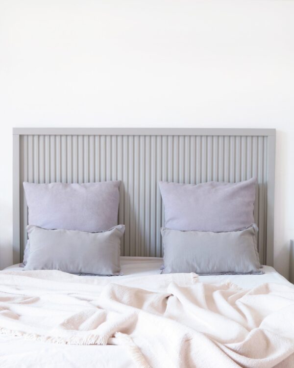 Respaldo Venecia de MDF en color gris, diseño estriado minimalista y moderno para dormitorios.