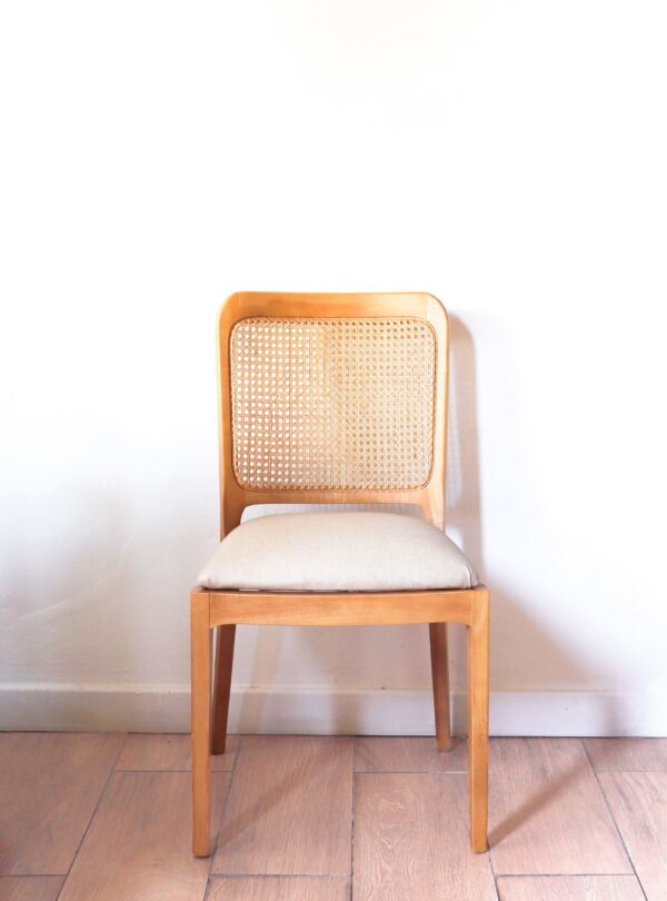 illa Tulum Estrella de madera guatambú con respaldo tejido y asiento tapizado en lino beige, diseño bohemio ideal para comedor o living.