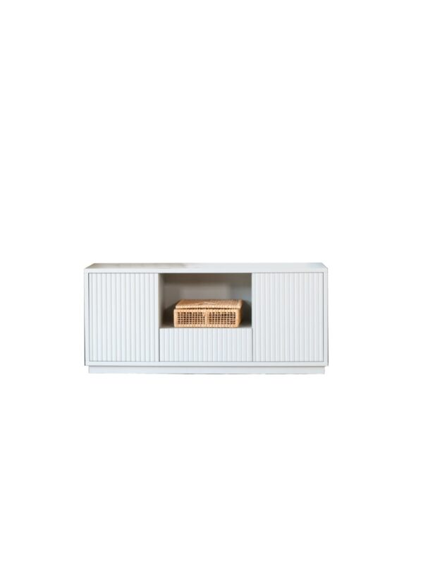 Modular Venecia aparador chico. Mueble bajo para TV o salón con puertas acanaladas y nicho central. Acabado blanco y gris claro, ideal para organizar equipos multimedia y almacenamiento discreto. Cesto de ratán incluido.