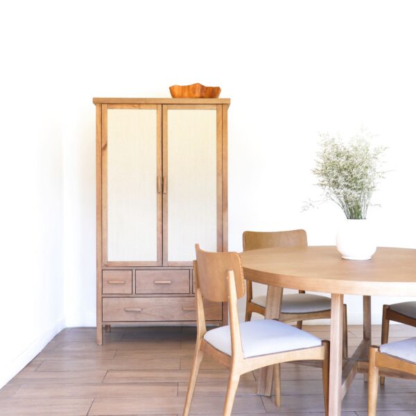 Aparador Berna alto vajillero de madera kiri y paneles de rafia estilo nórdico, diseño minimalista para comedor moderno.