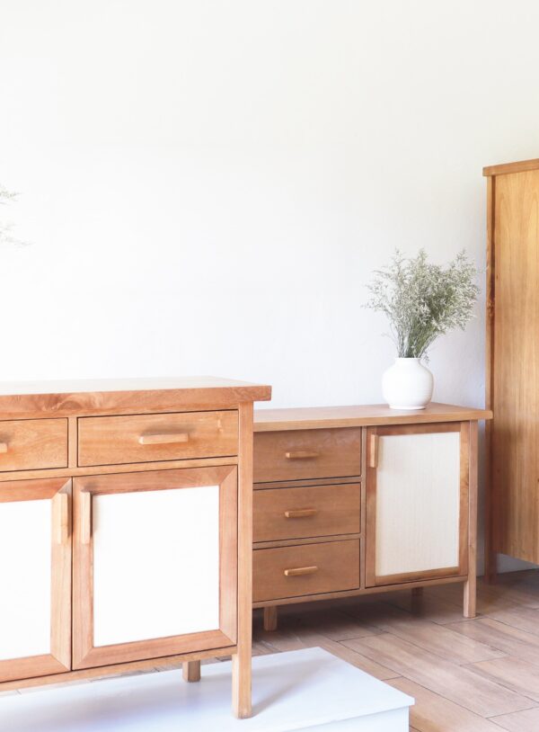 Mueble aparador Berna en madera kiri estilo nórdico con puertas y cajones, diseño minimalista y funcional.