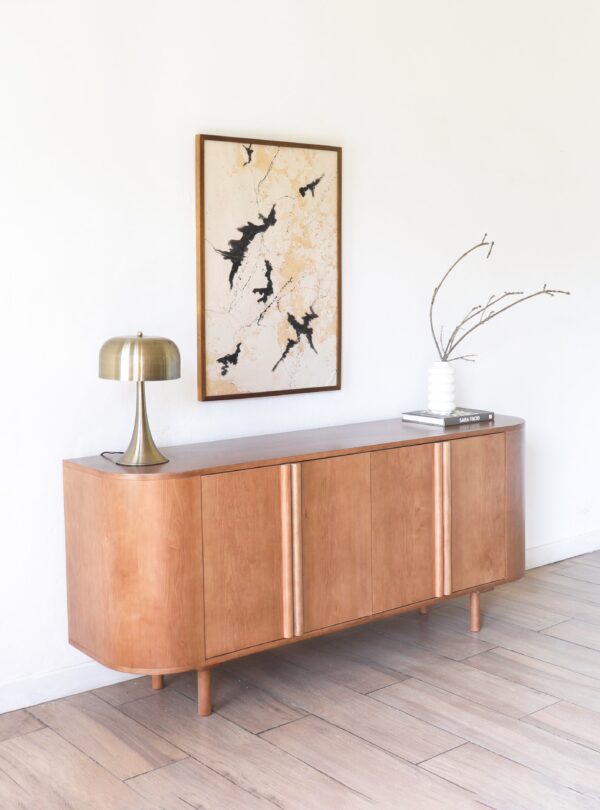 Aparador London en madera de lenga con puertas y estantes internos, mueble de guardado elegante para comedor moderno.