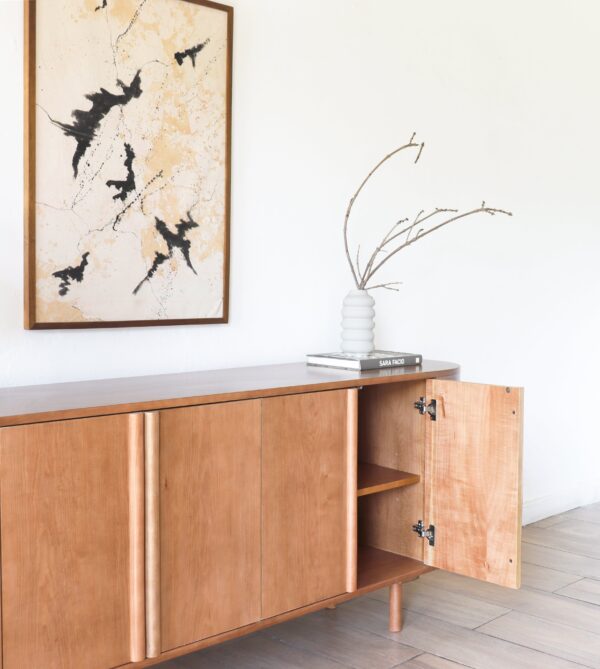 Detalle del aparador London fabricado en madera de lenga, mueble de diseño versátil para interiores contemporáneos.