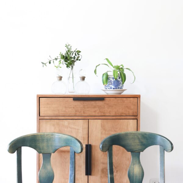 Aparador Málaga de madera de lenga y hierro estilo industrial usado como vajillero con detalles decorativos