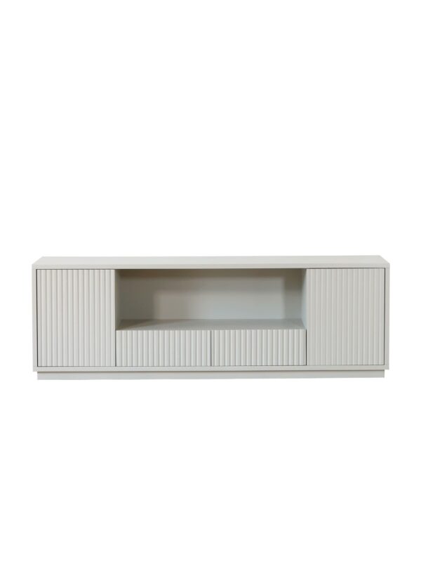 Modular aparador Venecia para TV y guardado, color blanco. Diseño modular con estantes y puertas acanaladas, perfecto para un estilo moderno y funcional.