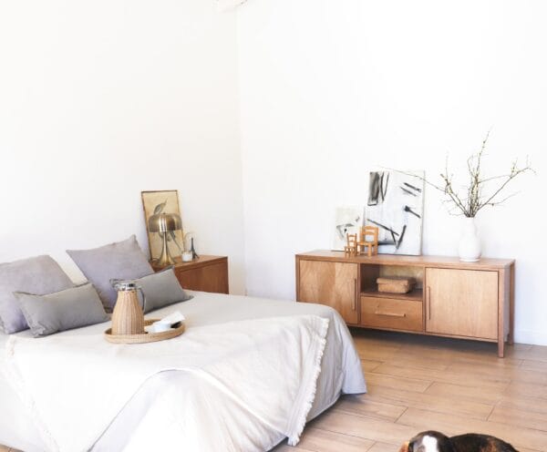 Aparador Provance chico de madera kiri ubicado en dormitorio, con decoración moderna que resalta su diseño natural y versátil.