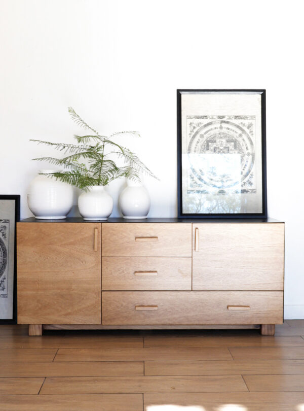 Aparador reciclado de kiri con tapa de chapa negra, estilo contemporáneo y funcional, con gran espacio de guardado para vajilla y objetos de decoración.
