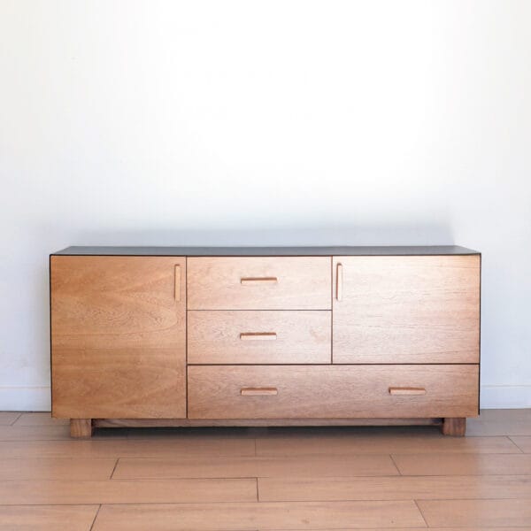 Aparador reciclado de madera kiri y chapa, con diseño moderno de líneas rectas, dos puertas laterales y varios cajones centrales, ideal para living o comedor.