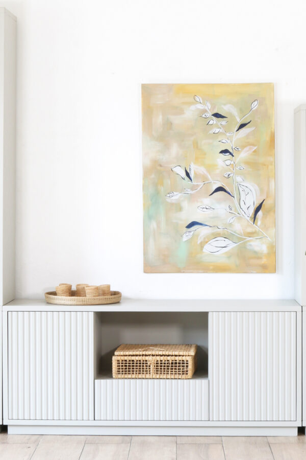 Aparador moderno de MDF en color blanco, con puertas de líneas verticales y estantes para organizar y decorar espacios.