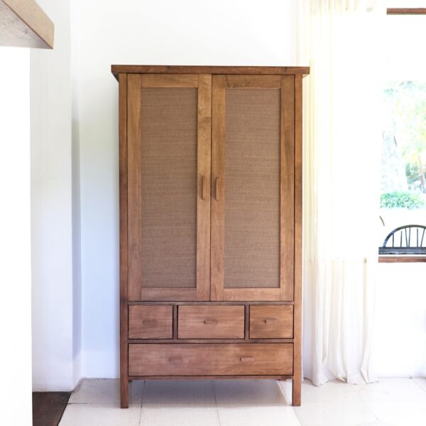 Aparador Bali Alto de madera de lenga con paneles de rafia en estilo indonesia contemporáneo. Diseño alto con dos puertas y cajones inferiores.