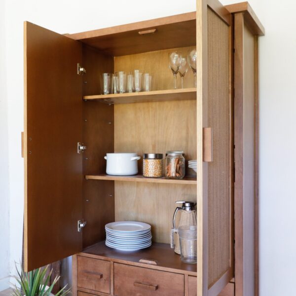 Aparador Bali Alto de madera de lenga y rafia, estilo indonesia contemporáneo. Vista interior con estantes amplios para vajilla, frascos y utensilios.