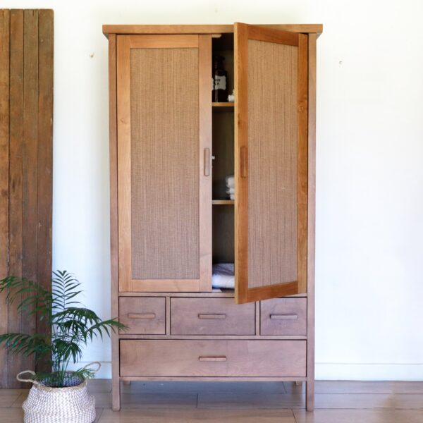 Aparador Bali Alto fabricado en madera de lenga con paneles de rafia. Estilo indonesia contemporáneo, con cajones inferiores y estantes ideales para ropa de hogar.