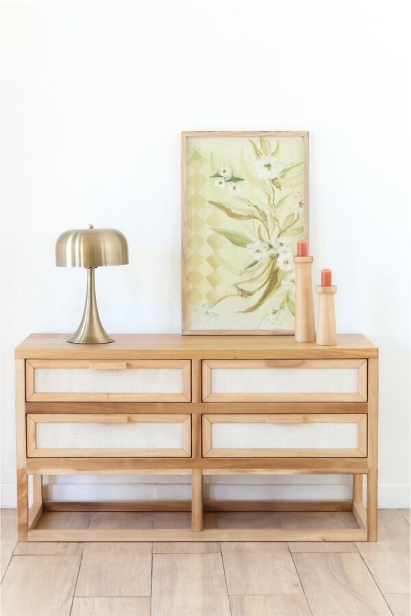 Cómoda Berna de madera kiri con 4 cajones y frente en rafia, diseño cálido y funcional.
