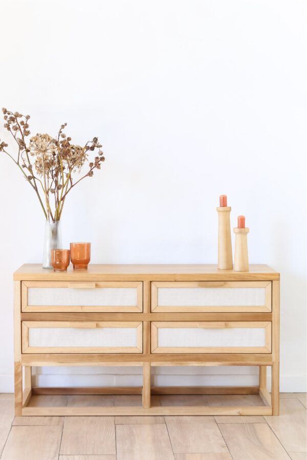 Cómoda Berna estilo cálido fabricada en kiri, con detalles en rafia y tiradores de madera.