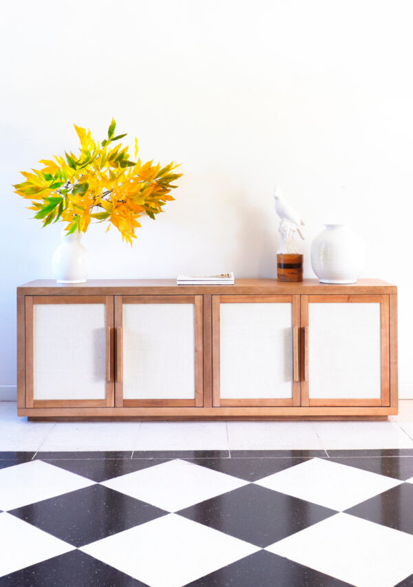 Berna vajillero de madera kiri y rafia estilo hygge con cuatro puertas.
