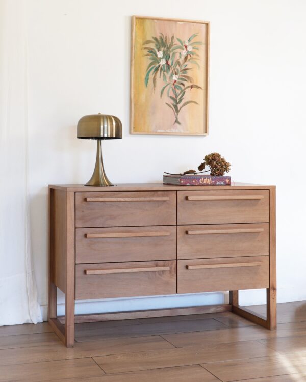 Cómoda Barcelona fabricada en kiri diseño moderno con seis cajones y detalles decorativos sobre el mueble.