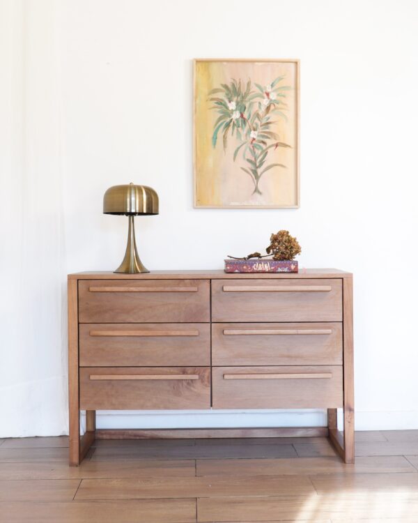 Cómoda Barcelona de madera kiri estilo moderno vista frontal, diseño funcional con líneas rectas y seis cajones.