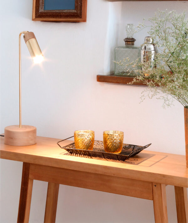 Consola Bjordal de madera kiri diseño moderno para living o recibidor.