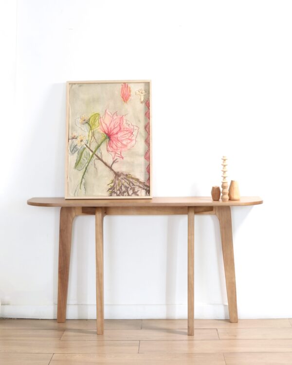 Consola Lanín de madera kiri estilo contemporáneo con cuadro floral apoyado, ideal para decoración de interiores.