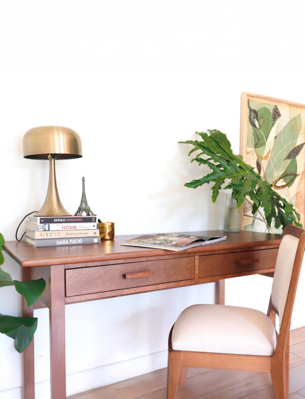 Detalle de escritorio Máximo en madera lenga estilo mid century, ideal para oficinas modernas y espacios de trabajo