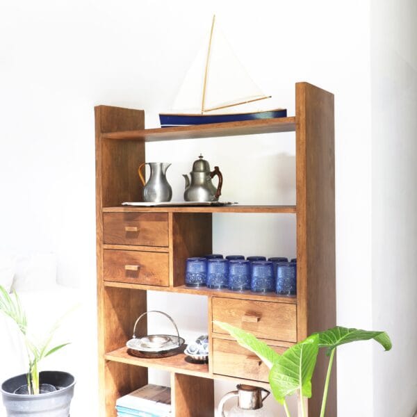 Biblioteca Máximo de lenga estilo atemporal, con estantes amplios y cajones, utilizada para vajilla y decoración, ideal para espacios cálidos y contemporáneos.