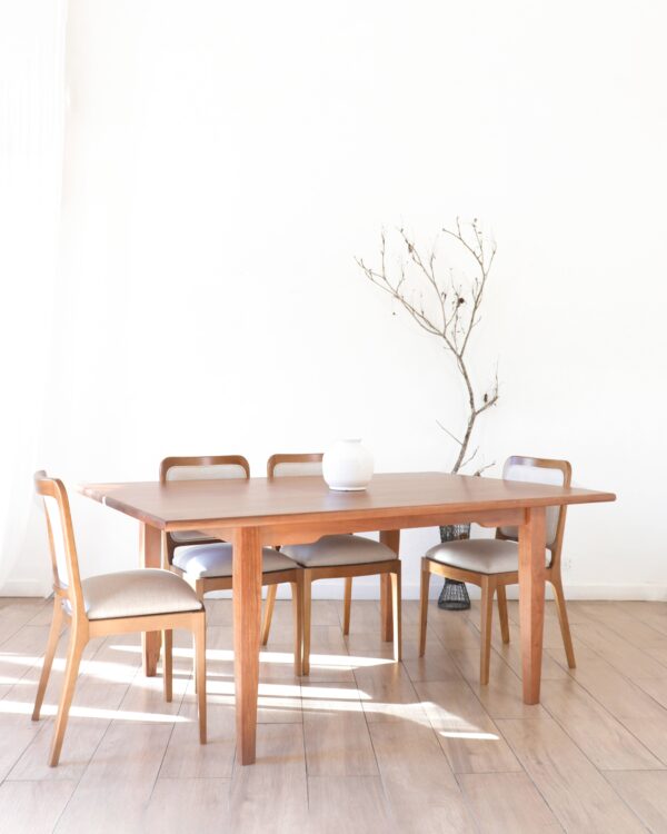 Mesa de comedor Máximo en madera maciza clara estilo nórdico con sillas alrededor excepto en su frente