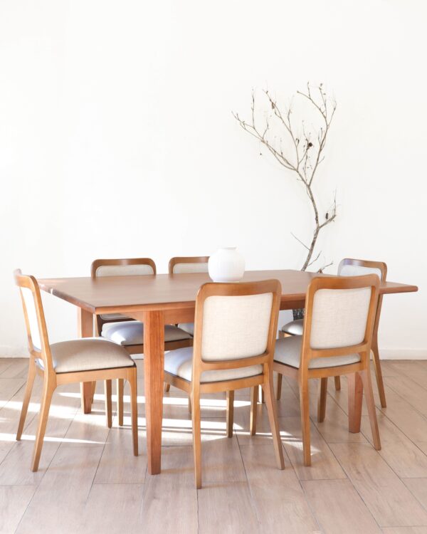 esa de comedor Máximo maciza en madera lenga estilo clásico con seis sillas tapizadas en color claro