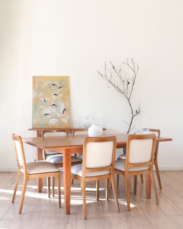 Mesa de comedor maximo maciza en madera lenga estilo clásico con sillas alrededor