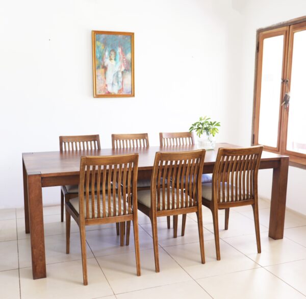 Mesa de comedor Estocolmo en madera lenga estilo moderno con seis sillas de respaldo vertical y almohadones claros