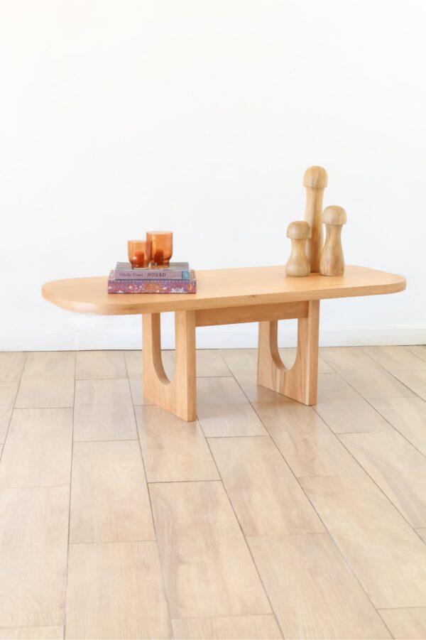 Mesa de living London de madera kiri, diseño contemporáneo con patas geométricas caladas y superficie rectangular con bordes redondeados.