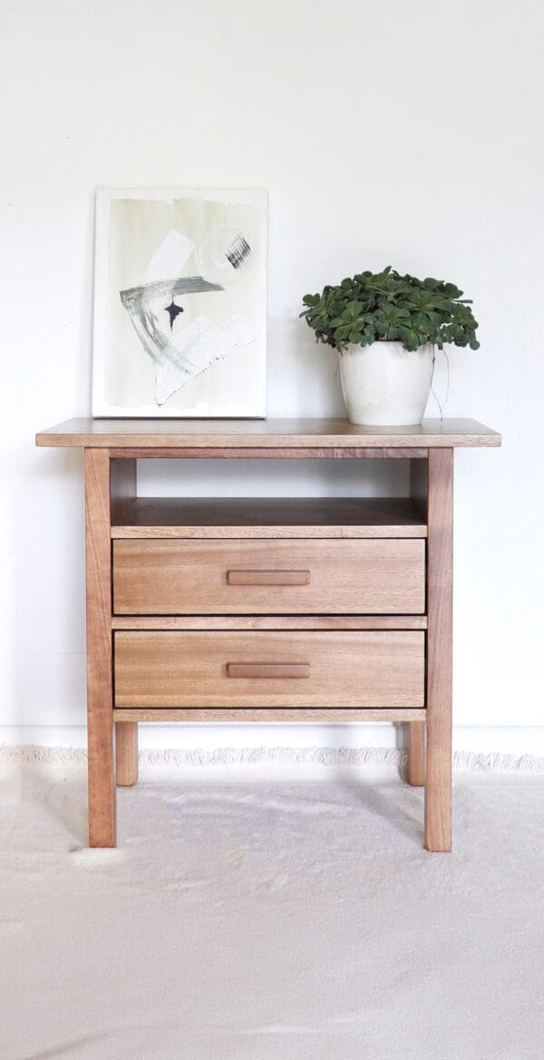 Mesa de luz Estocolmo de madera kiri, con diseño limpio y funcional.