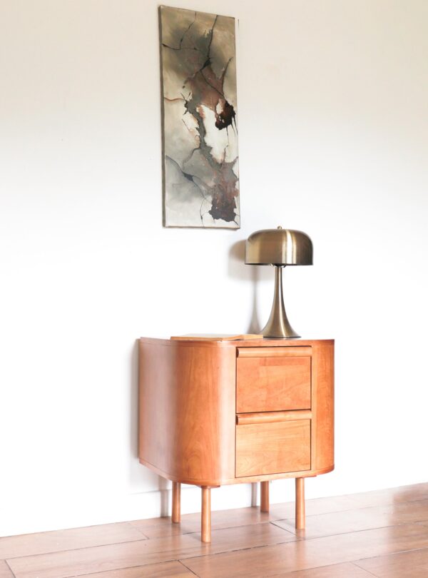 Mesa de luz London de madera natural, vista lateral con acabado liso y diseño minimalista de dos cajones.