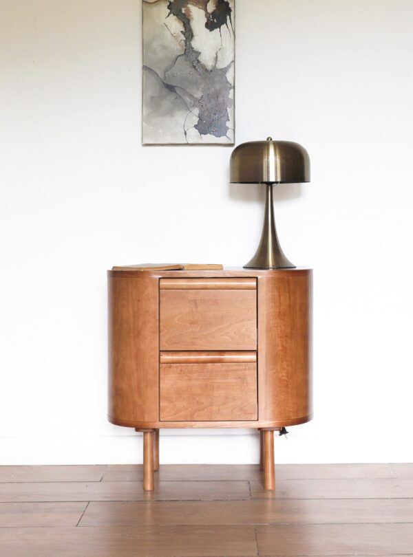 Mesa de luz London en madera natural, diseño moderno con patas cilíndricas y dos cajones funcionales.